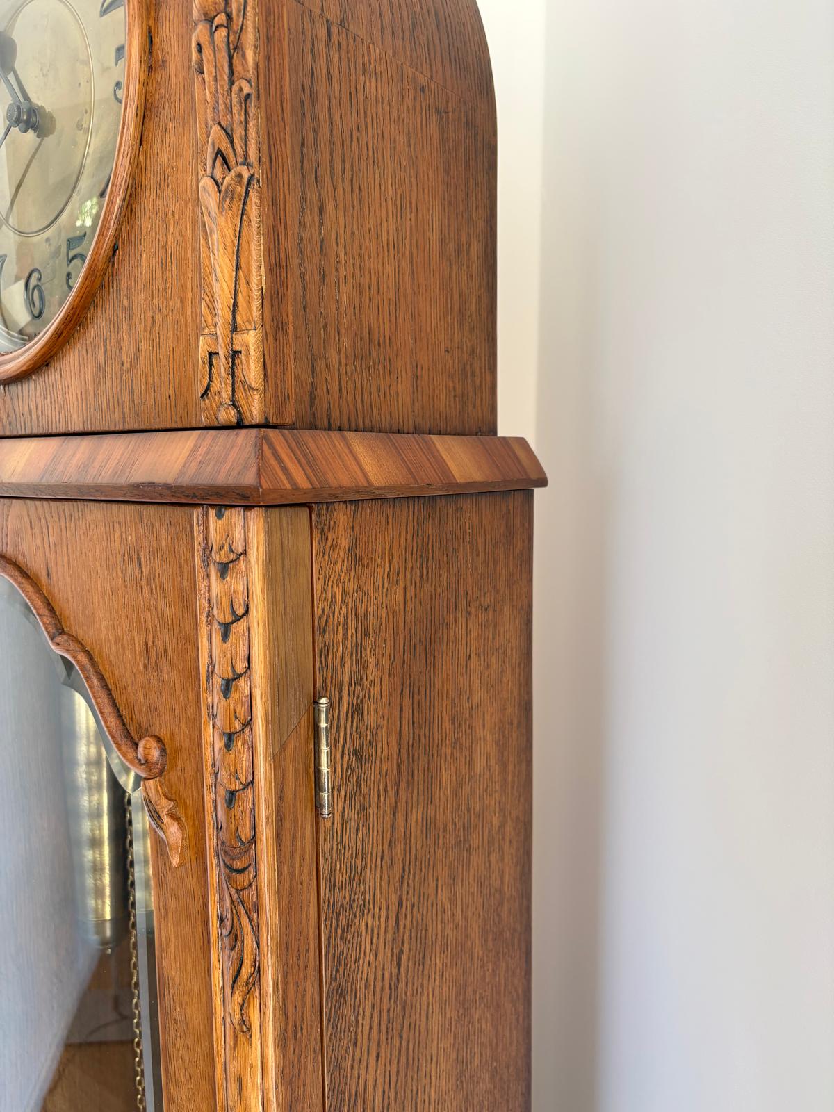 Seitliche Nahaufnahme des fertig restaurierten Standuhr-Gehäuses mit sichtbarer Holzmaserung und Zierdetails.